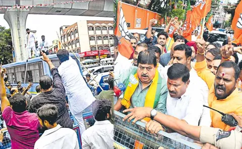 BJP and Congress state office areas have become battlegrounds