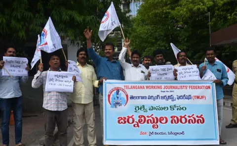 Journalists protest in front of the Railway Nilayam demanding the restoration of railway passes