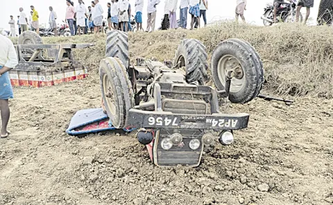Tractor Driver Dies After Tractor Overturns