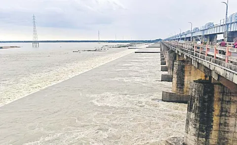 Flood in Godavari at Cotton Barrage in Dhawaleshwaram