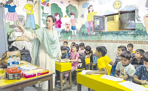 Indian Teacher Rouble Nagi Who Painted Murals In Slums Wins Global Teacher Prize