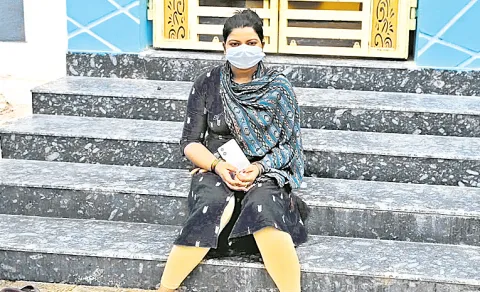 Woman Protest at Boyfriend House 