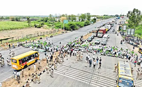 Tobacco farmers block national highways in Prakasam district