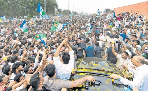 YS Jaganmohan Reddy receives unprecedented support at every step at vizag