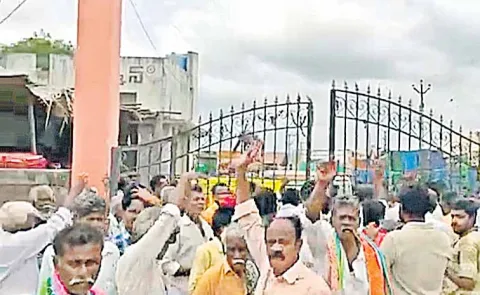 Tomato farmers protest in Palamaneru