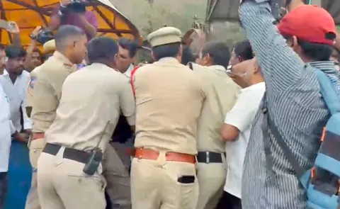 BJP Leaders Argue With Police At warangal bhadrakali temple