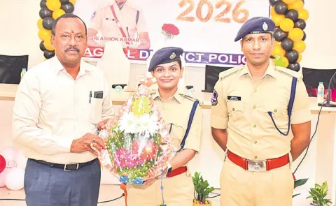 Social Service By SB ASI Rajeshuni Srinivas And Home Guard Prithviraj