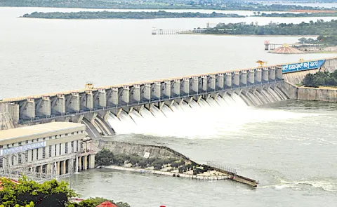 Floodwaters finally reach Almatti