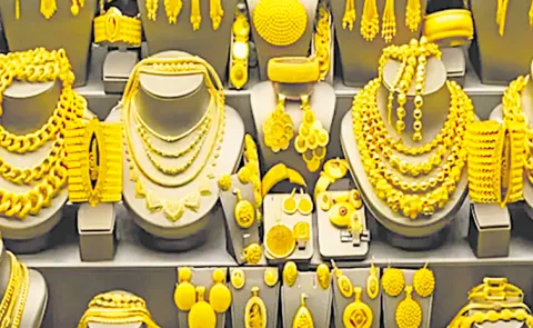 price of gold declined by Rs 1400