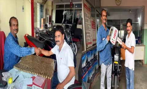  Man Buys Bike With 1.10 Lakh In 10 Coins In Nalgonda