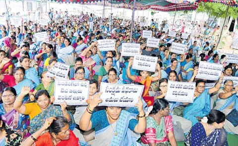 Police lathicharge scheme workers in Anakapalle