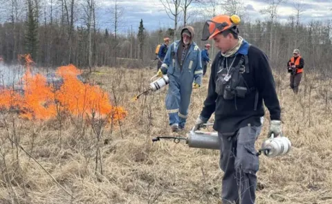 Canada Wildfires Residents Stay And Defend Homes Story