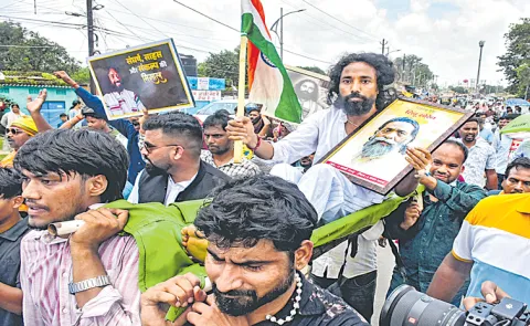 Police resorted to lathi charge to control protesting students at Jharkhand