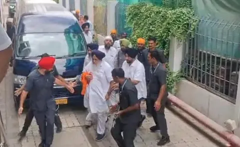 Akali Dal Chief Sukhbir Singh Badal Attacked In Maharashtra