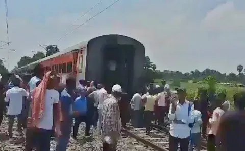 Sampark Kranti Express narrowly escapes accident