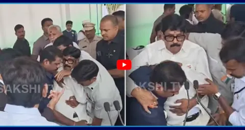 Minister Anam Ramanarayana Reddy Fell Down In Independence Day Celebration 1