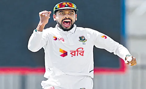 Australia trailed the visitors by 67 runs in their second innings
