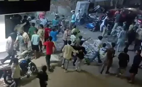 Kanpur Shopkeepers 16 Clothing Offer Triggers Chaos and Stampede on Sons Birthday15