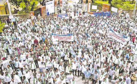 Thousands of dairy farmers in Karimnagar took to the streets