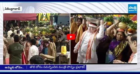 Minister Ponnam Prabhakar Presents Pattu Vastralu To Ujjaini Mahankali 1