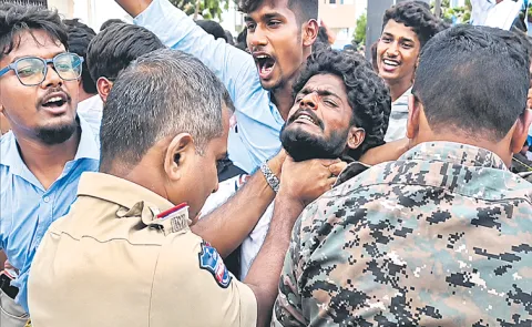 Police hold students throats to prevent a siege at Collectorate