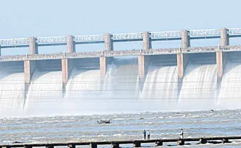 Karnataka farmers block LLC water