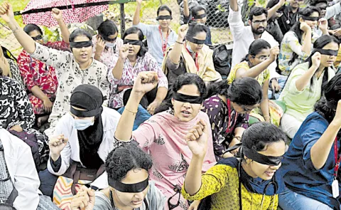 Andhra Pradesh: Junior doctors intensify protest