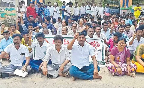 Handloom workers protest on Dharmavaram Anantapur main road