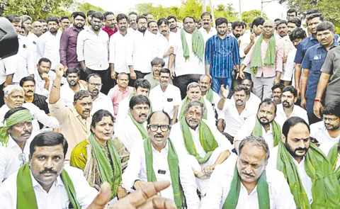 police stopped YSRCP leaders in Pothireddypadu