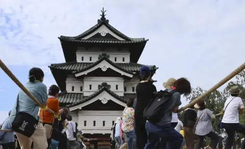 Ancient Hikiya Technique 1800 Volunteers Move 396 Ton Hirosaki Castle in Japan