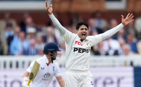 Bad light halts play as England fights to 248-9 against Pakistan at Lords6