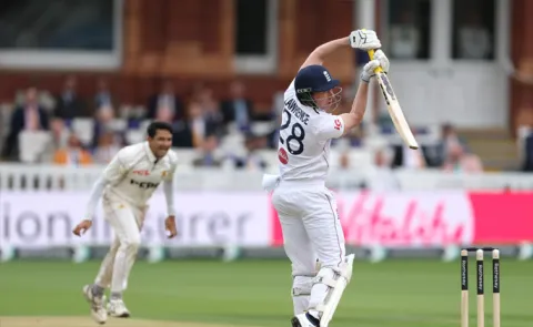 England Gets Big Lead-Cross 300 Runs-2nd Test-Vs Pakistan-Lords7