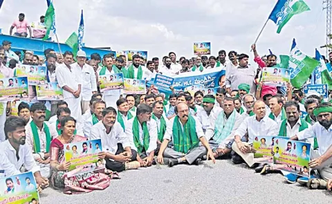 Farmers and party cadres block national highway for irrigation water
