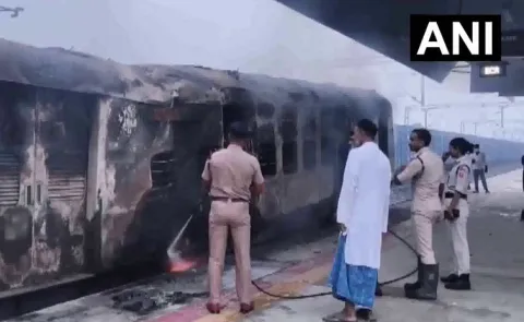 Fire Breaks Out in Samastipur-Saharsa Passenger Train Engine in Bihar All Passengers Safe