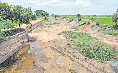 Government not providing water to Kadapa Kurnool canal