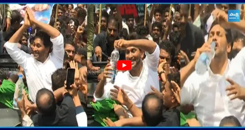 YS Jagan Fan Give Water Bottle At Devarapalli Tour  2