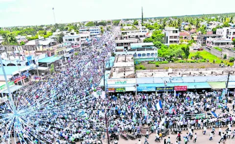 Tobacco farmers with YS Jagan at the tobacco auction center