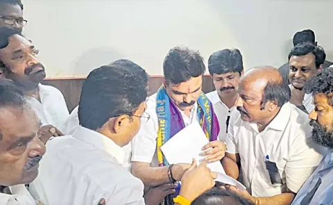 YSRCP team meets National SC Commission Chairman in Tirupati