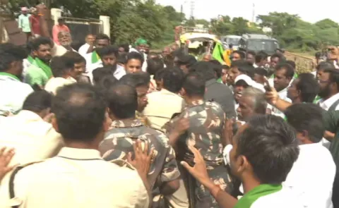 Nandyal Police Block YSRCP Leaders At Velugodu