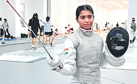 What is fencing game? and how to decide who is winner?