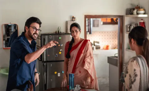 Aadarsha Kutumbam Movie Teaser Out