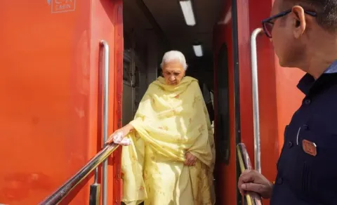Governor Anandiben Patel Reaches Kanpur by Train for AI Manthan 2.0