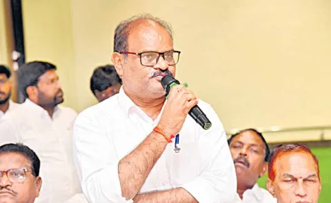 Dr Priyankas father Venkatesh at the round table meeting
