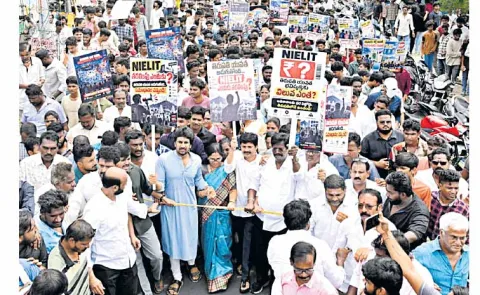 Massive protest in Tirupati over Nilet permanent campus relocation