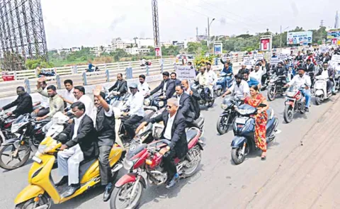 Huge bike rally of lawyers in Kurnool