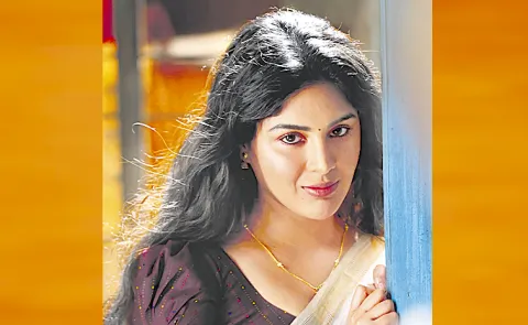 Samyuktha Menon Look from Slum Dog 33 Temple Road Revealed