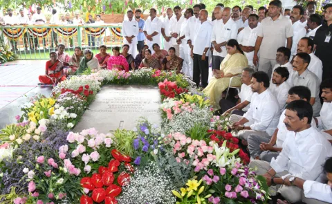 YS Jagan Pays Tributes to YSR at Idupulapaya Updates
