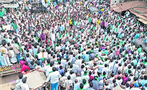 Police stops ysrcp protest