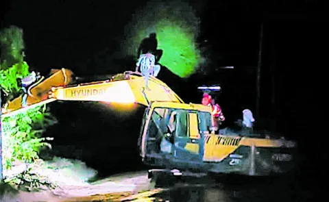 Bolero vehicle trapped in Veligonda floodwaters midnight rescue operation
