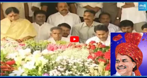 YS Jagan Pays Tribute To YSR In Idupulapaya  1